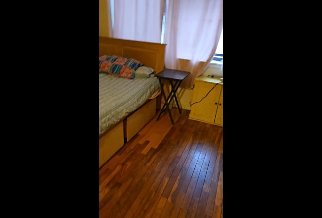  Seeking  Short  term  roommate Main Photo