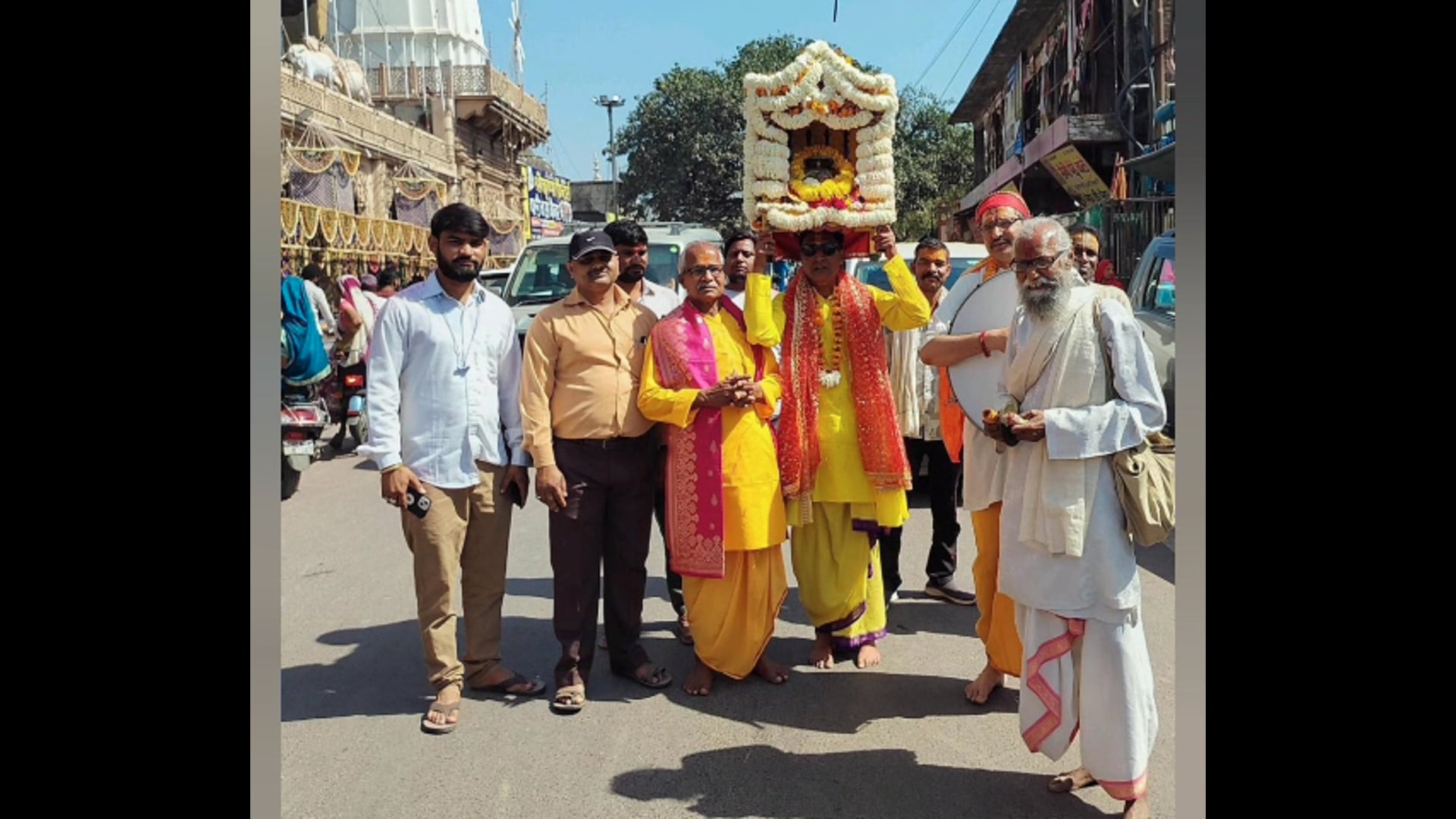   MANT- पुष्प वर्षा के बीच निकली, हरदेव प्रभु की भव्य डोला यात्रा, जयकारों से,गूंजा गोवर्धन,,