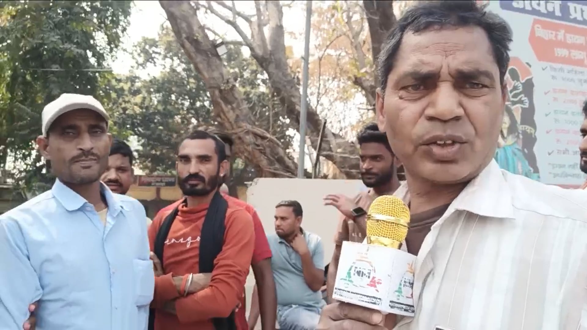 सिरदला प्रखंड के सिधौल गांव में मंदिर निर्माण कार्य रोके जाने पर गांव के दर्जनों लोग पहुंचे सिरदला थाना