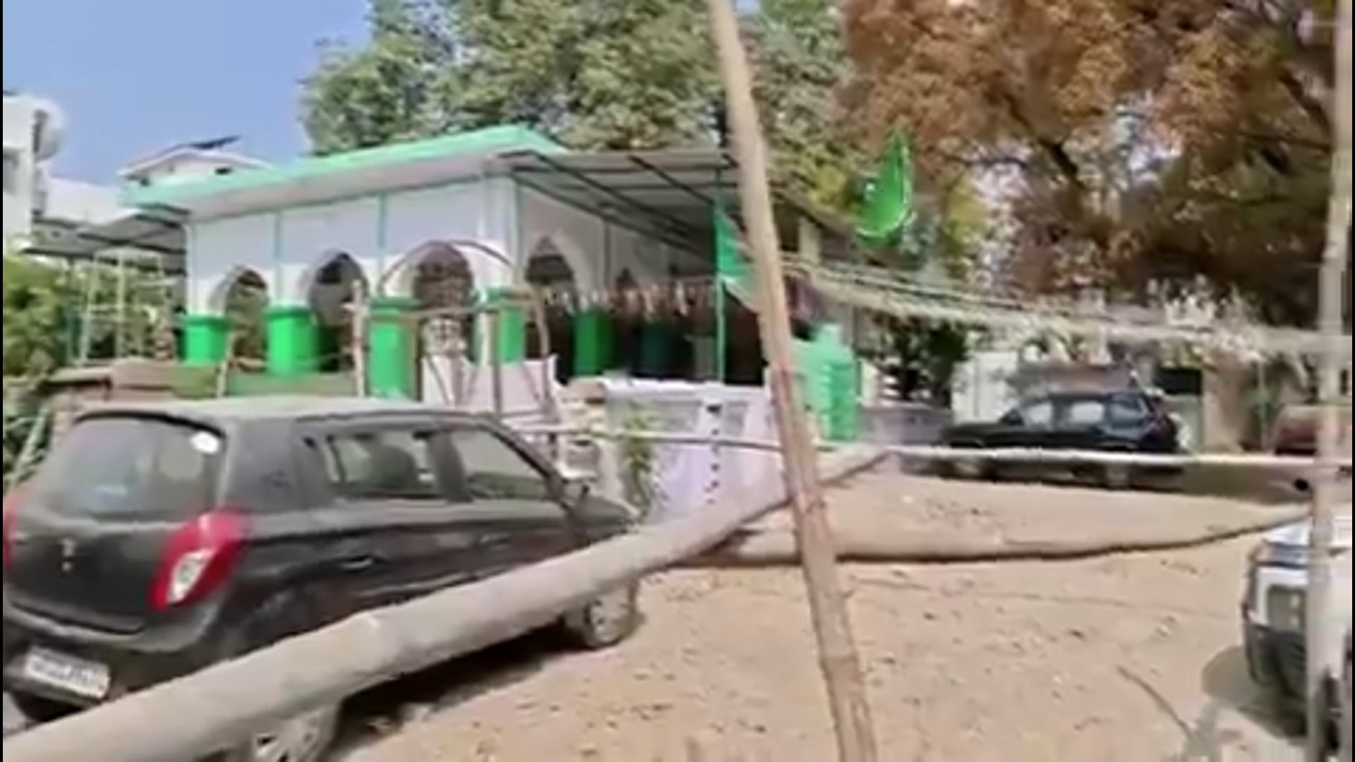 ▶️.......लखनऊ
KGMU में बनी मजार फिर चर्चा में आई
हरमैन शाह मजार के पास फिर से कब्जा
बांस बल्ली लगाकर अवैध कब्जा किया गया
एक साल पहले यहां से कब्जा हटाया गया था
अवैध कब्जे वाली जगह पार्किंग बनाई गई थी
होली पर गाड़ियां न होने से फिर से कब्जा
KGMU ने मामले में पुलिस से की शिकायत