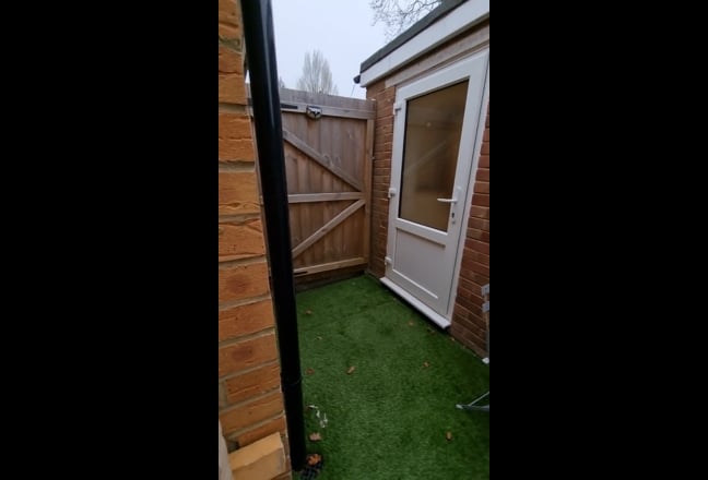 Bright 1 Bed Flat with Private Garden Main Photo