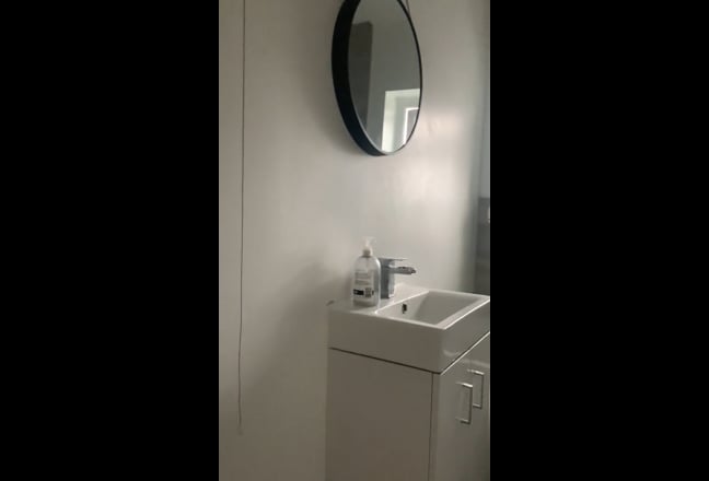 Modern Double Room in all female household! Main Photo