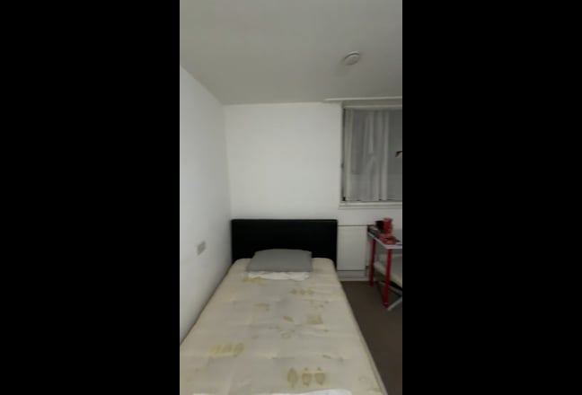 Bright Ensuite Room Main Photo