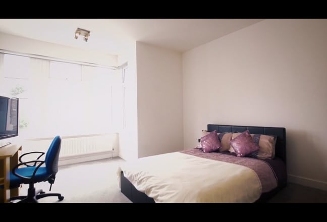 Luxurious 2 double rooms near Seven Kings Station  Main Photo