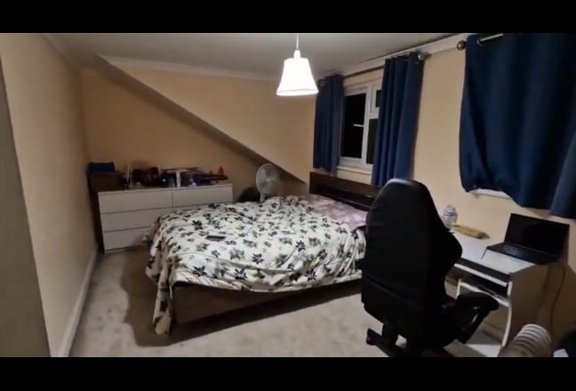 Modern room in separate annexure Bunglow -in WD25 Main Photo