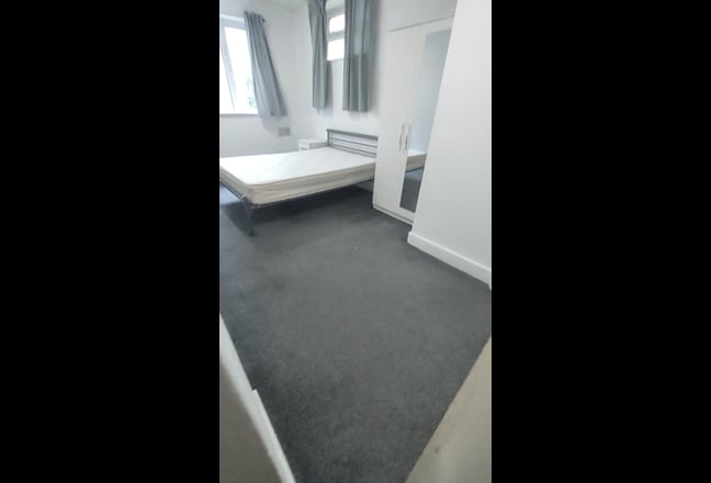 Large Ensuite Room near Lansdowne Main Photo