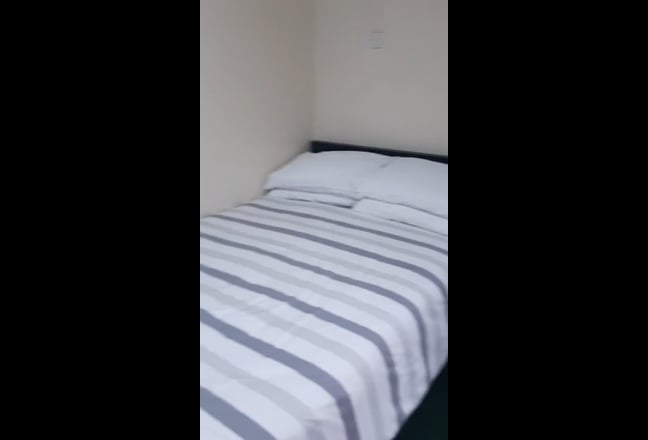 Quiet house near buses and trains  Main Photo