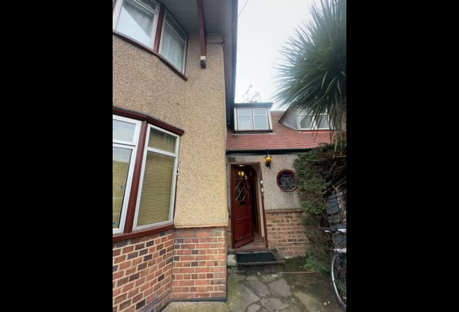 Bright Large studio apartment available(Harrow) Main Photo