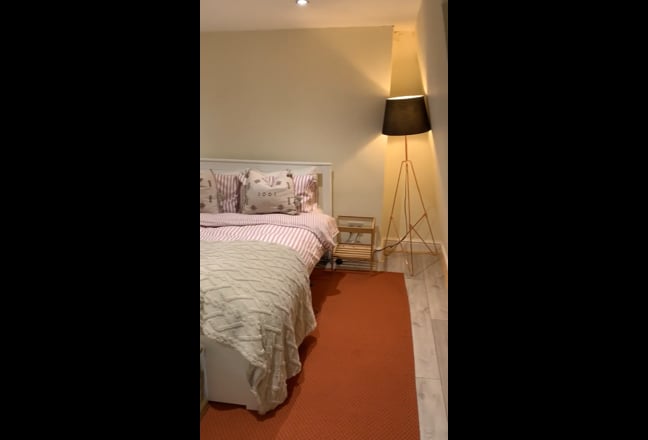 10 week sublet in friendly De Beauvoir flat 💕 Main Photo
