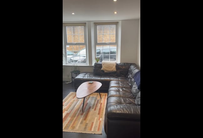 Sub-let-apartment of 3 girls in Brixton/Clapham Main Photo