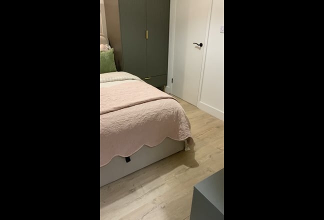 Interior designed ensuite Room Main Photo