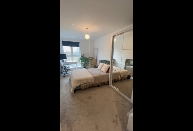 NEW BUILD: large double with bathroom, river views Main Photo