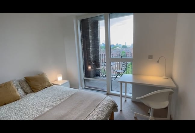 Zone1 Luxury Ensuite 20m2 w balcony Almost Studio Main Photo