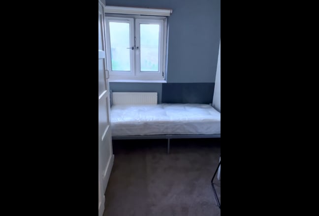 Specious room available in Hackney Main Photo