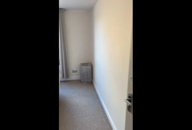 Bright double room in modern two‑bed flat (N7 8UF) Main Photo