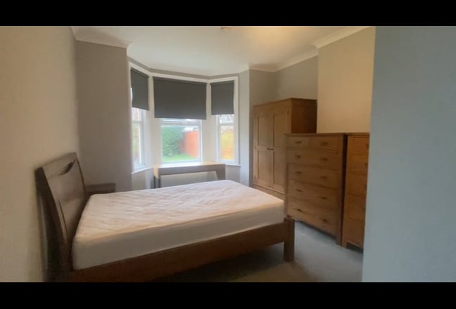 Triple Size Bedroom withEnsuite off road Parking Main Photo