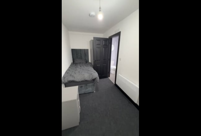 Fully Furnished En-Suite & TV bills inc in OL9 Main Photo
