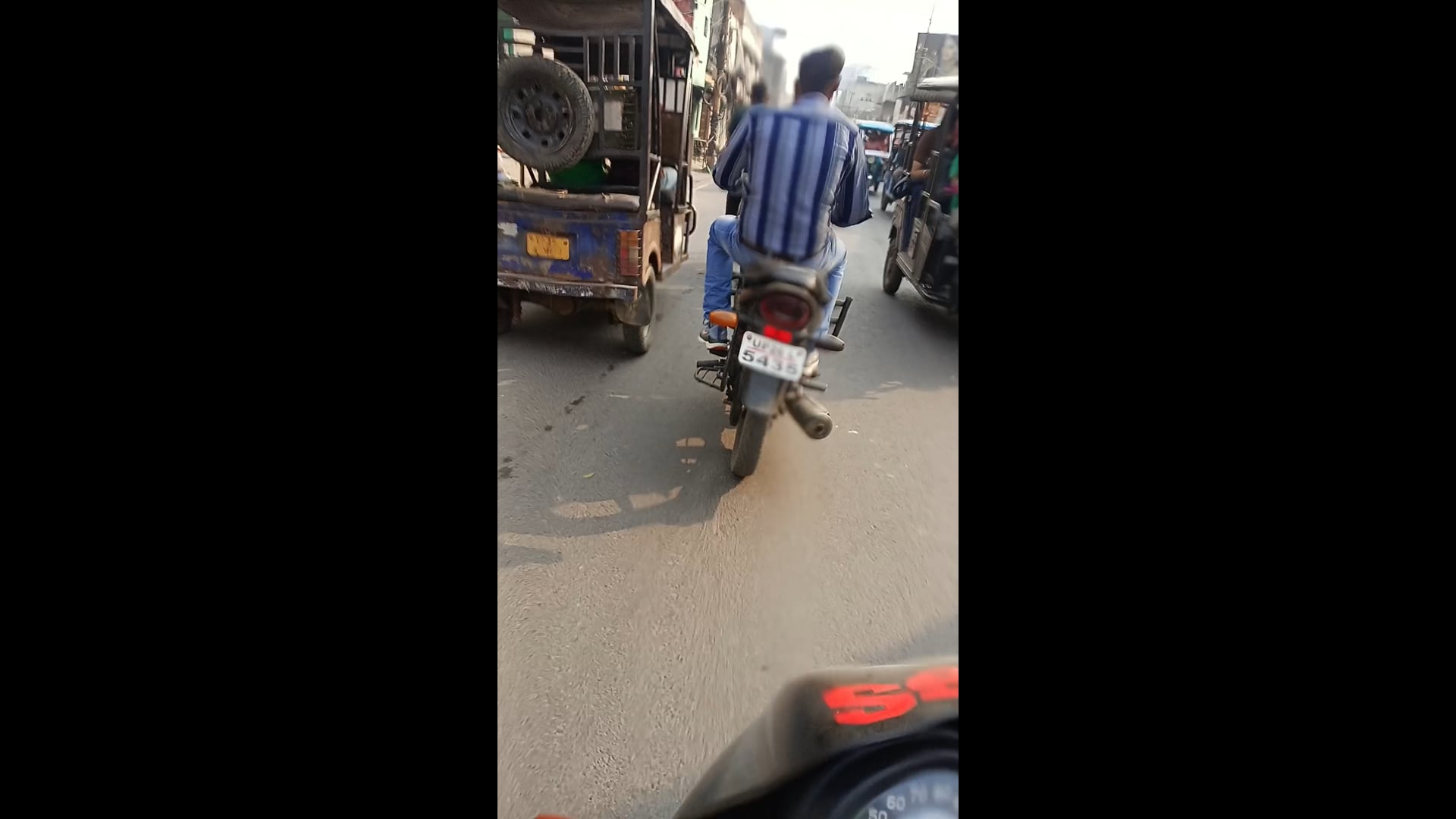 इस गाड़ी के इंडिकेटर के बारे में बताइए