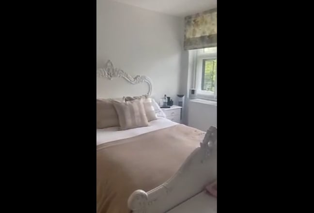 Double Room with En-Suite in Manor House Main Photo