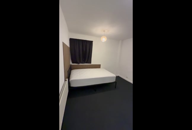 Large Double Room - 10 mi to Westferry and Canary  Main Photo