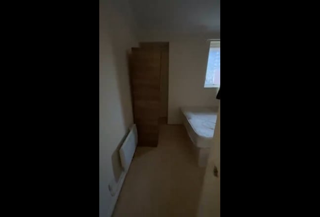 Double room in Bow townhouse with 3 girls Main Photo