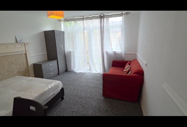 Immaculate furnished rooms close to city center  Main Photo