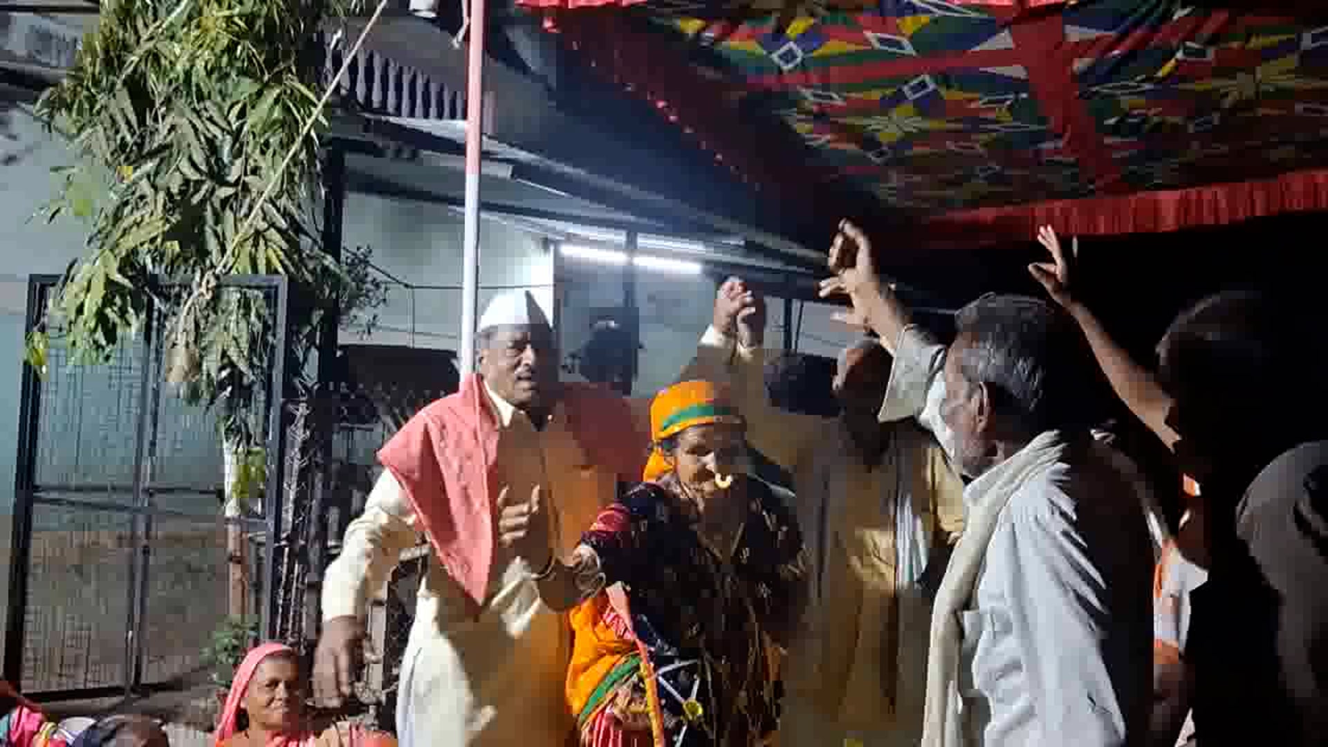 मौजा रेडवा  येथील होळी साजरी करताना  उदे सिंग जी राठोड नाईक व महिला गट रिपोर्टर रामदत्त राठोड 