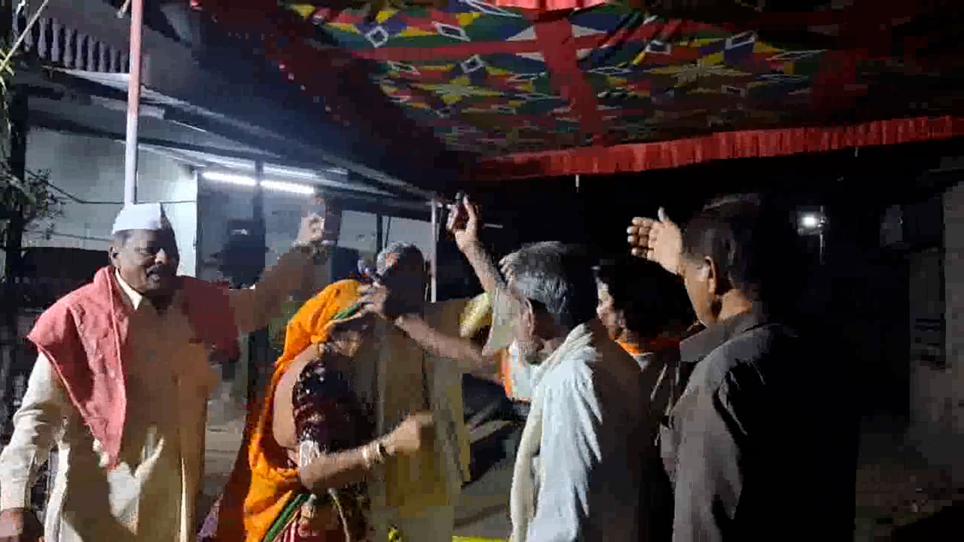 मौजा रेडवा  येथील होळी साजरी करताना  उदे सिंग जी राठोड नाईक व महिला गट रिपोर्टर रामदत्त राठोड 