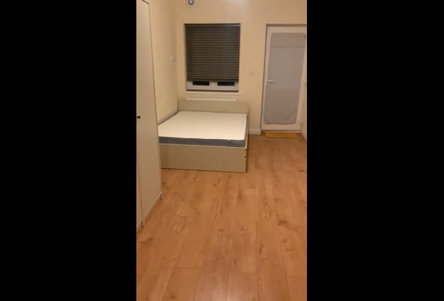 Studio available in Excellent location! Main Photo