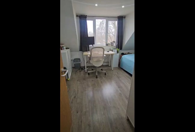  Double sized room in Sunny house Main Photo