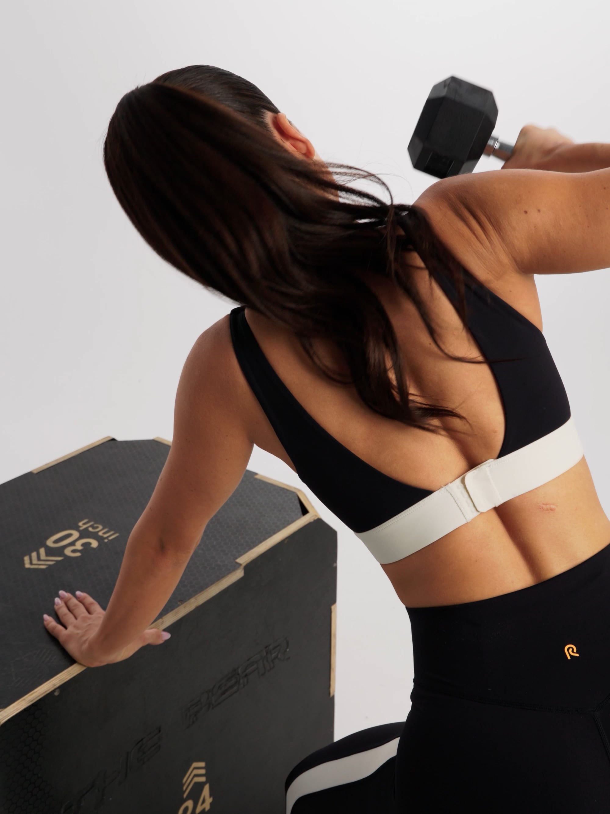 חזיית ספורט מחשוף ישר מבד nero