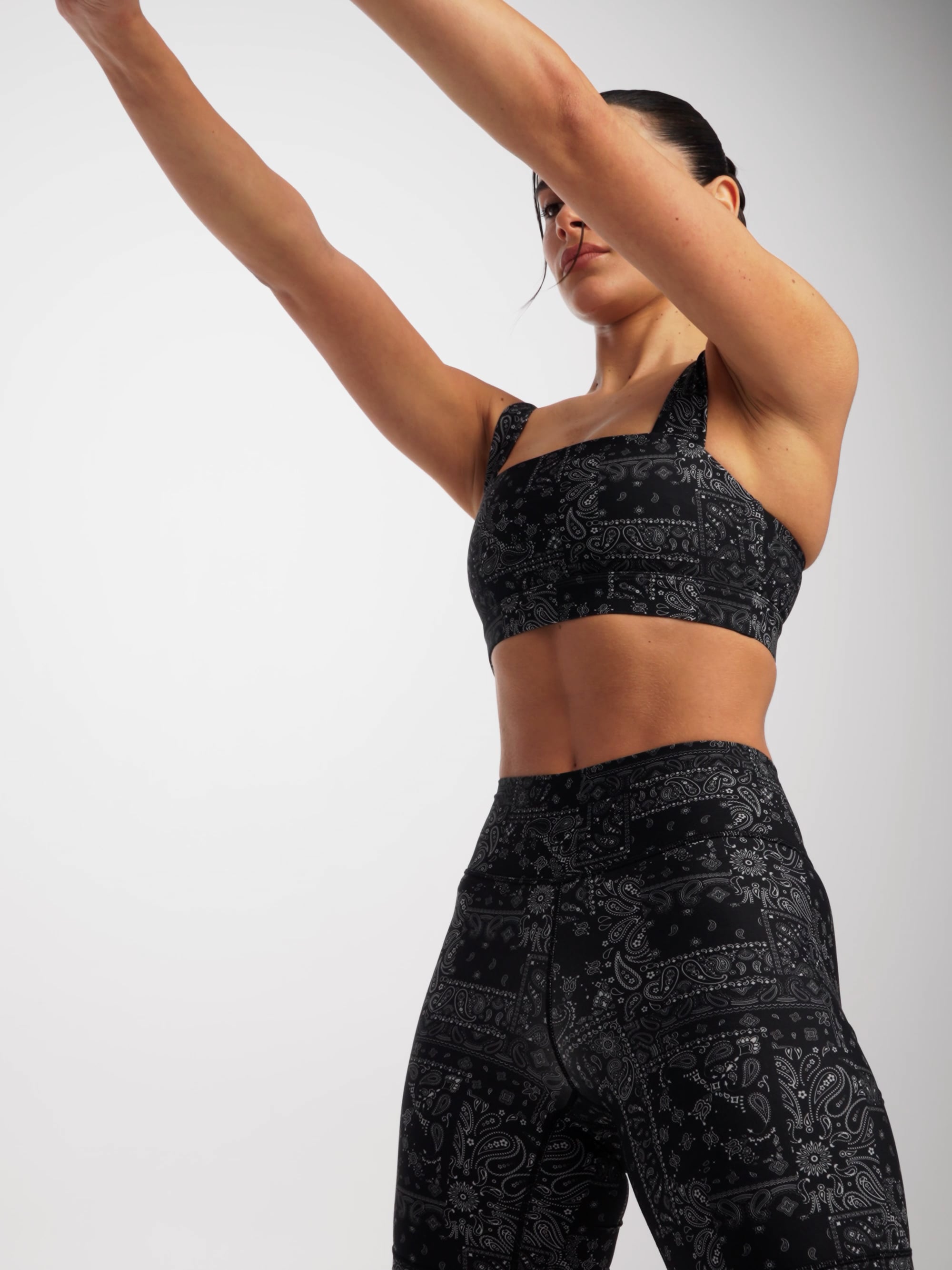 חזיית ספורט מחשוף ישר מבד nero