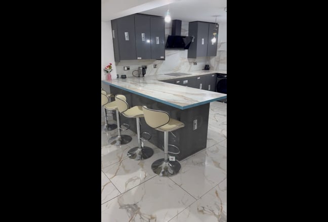 Coming soon: Rooms in Modern Renovated Home Main Photo