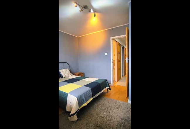 Bright Top-Floor Double Room with Stunning Skyline Main Photo