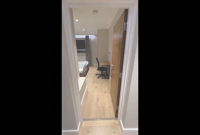 Modern furbished ENSUITE at Baker Street NW1  Main Photo