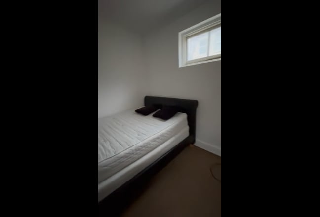 A semi double room available 2 toilets 1 bathroom. Main Photo