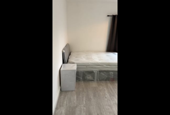 Spacious and bright double bedroom Main Photo