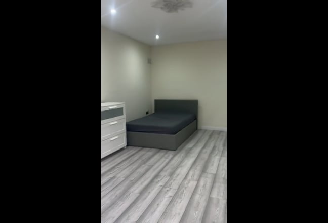 Immaculate King size Studio flat to rent Main Photo