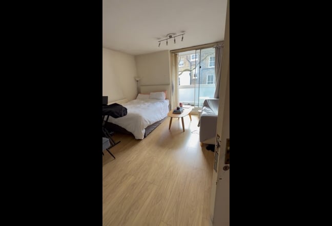 Double Room in Modern Duplex in Bayswater  Main Photo
