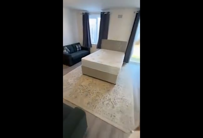 BECKTON| 5 Rooms Available in a Spacious House Main Photo