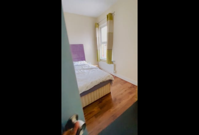 Newly refurbished furnished EN-SUITE double room Main Photo