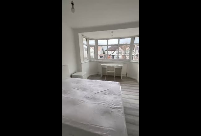 Room in New Malden – Comfortable & Bright Main Photo