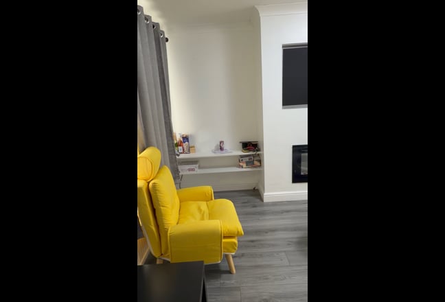 Neat & Quiet Room – <5 Min Walk to Cheshire Oaks Main Photo