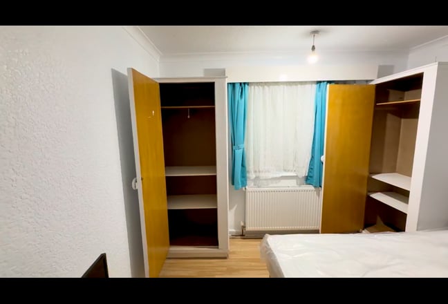 Modern 6-Bedroom Shared House in Elm Park Main Photo