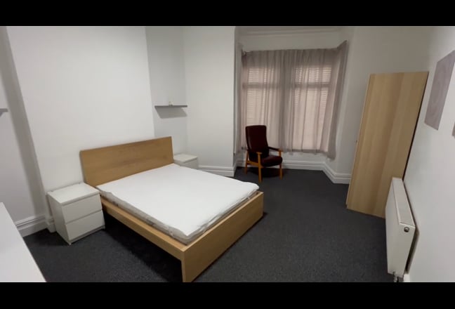 Huge room, furnished, bills included Main Photo