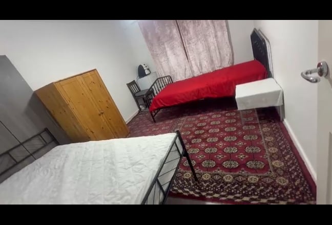 Bright Room in Well-Connected Flat – Shops, Gyms  Main Photo