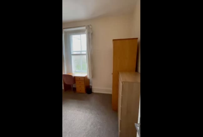 Double bed in four bed flat on Perth Road.  Main Photo