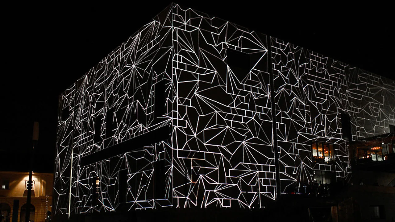 2d mapping. Объектный 3д мэппинг. 3d мэппинг на инсталляции. 3д мэппинг лицевой. Проекция на фасад здания.