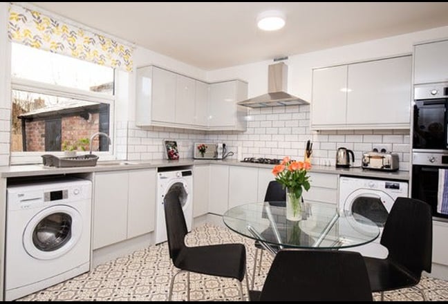 Bright, Modern Ensuite for Single Professional Main Photo