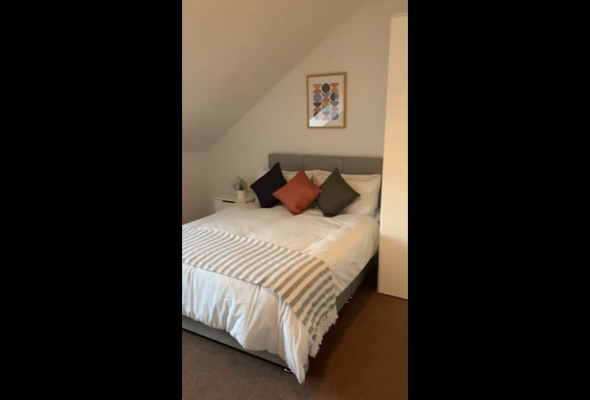 Beautiful Spacious Room - perfect location!! Main Photo